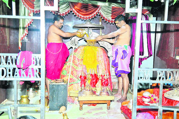 స్వర్ణకవచ ధారణలో రామయ్య2