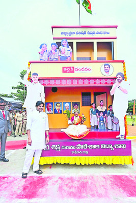ఆకట్టుకున్న శకటాలు1