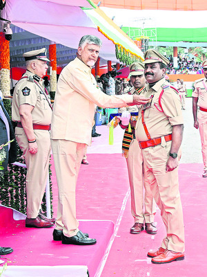 సీఎం చేతుల మీదుగా ఐపీఎం స్వీకరణ1
