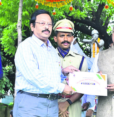 ఉత్తమ సేవలకు ప్రశంసలు1