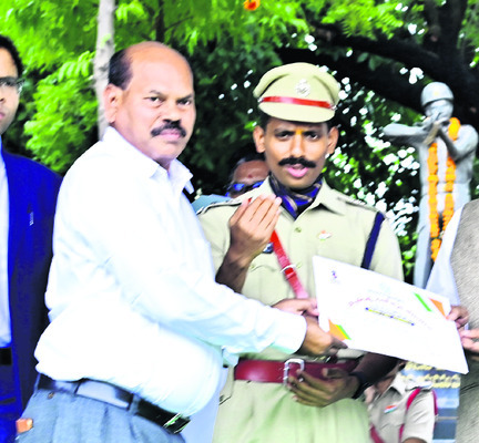 ఉత్తమ సేవలకు ప్రశంసలు3
