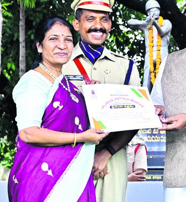 ఉత్తమ సేవలకు ప్రశంసలు4