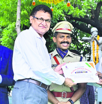 ఉత్తమ సేవలకు ప్రశంసలు10