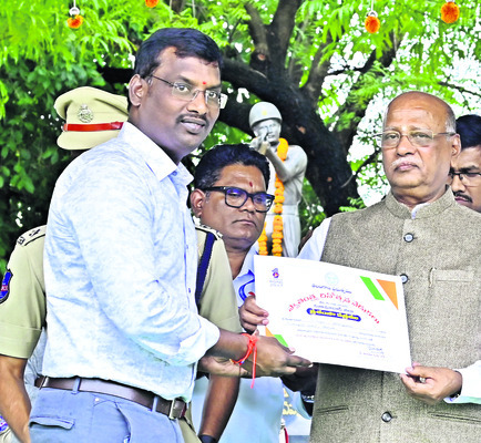 ఉత్తమ సేవలకు ప్రశంసలు2
