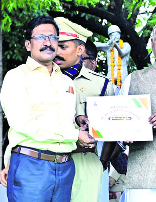 ఉత్తమ సేవలకు ప్రశంసలు7