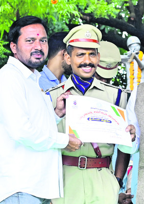 ఉత్తమ సేవలకు ప్రశంసలు8