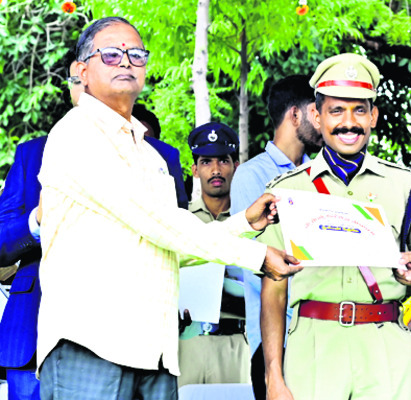 ఉత్తమ సేవలకు ప్రశంసలు9