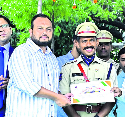 ఉత్తమ సేవలకు ప్రశంసలు13