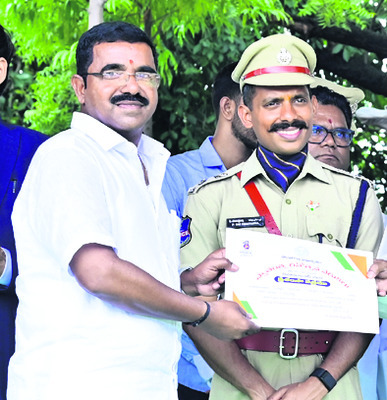 ఉత్తమ సేవలకు ప్రశంసలు14