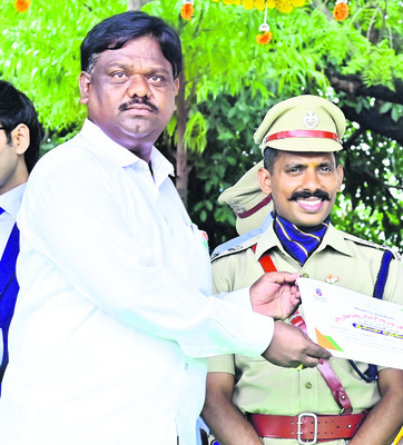 ఉత్తమ సేవలకు ప్రశంసలు11