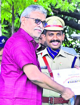 ఉత్తమ సేవలకు ప్రశంసలు12