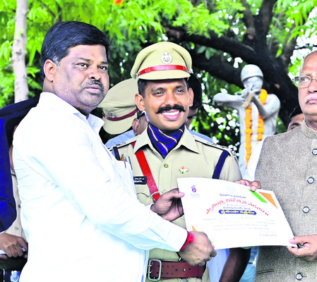 ఉత్తమ సేవలకు ప్రశంసలు16
