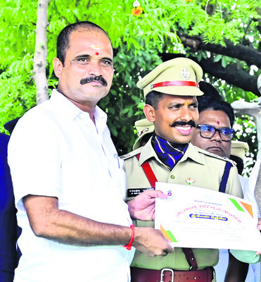 ఉత్తమ సేవలకు ప్రశంసలు17