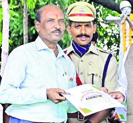 ఉత్తమ సేవలకు ప్రశంసలు19