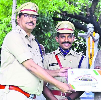 ఉత్తమ సేవలకు ప్రశంసలు18