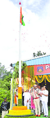 భువనాన త్రివర్ణ శోభితం6