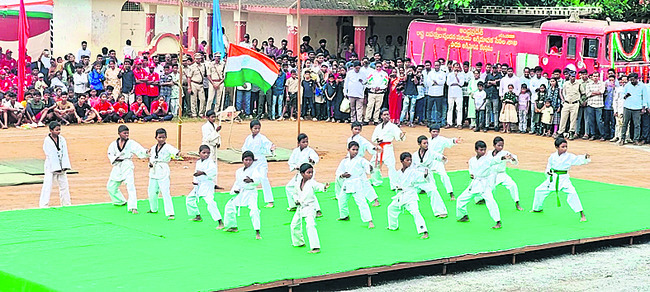 వీరుల త్యాగాలు చిరస్మరణీయం11