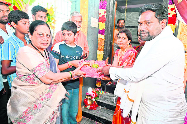 సుబ్రమణ్య స్వామికి పట్టువస్త్రాల సమర్పణ1