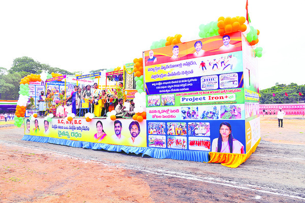 ఆకట్టుకున్న శకటాల ప్రదర్శన2