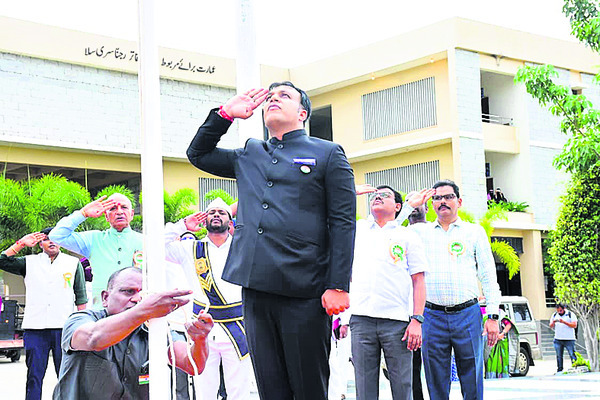 కలెక్టర్‌ క్యాంపు ఆఫీస్‌లో1