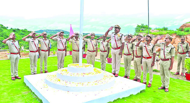కలెక్టర్‌ క్యాంపు ఆఫీస్‌లో3