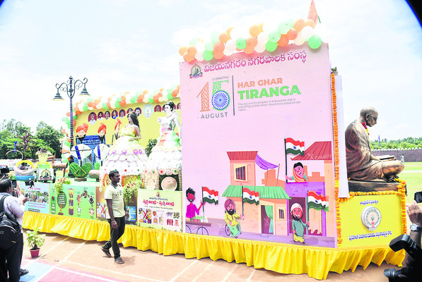ఆర్‌డబ్ల్యూఎస్‌ శకటానికి ప్రథమ బహుమతి 
4