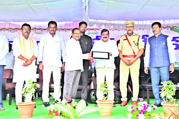 ఉత్తమ సేవలకు పురస్కారం 1