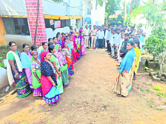 పోలీస్‌స్టేషన్‌కు తరలివచ్చిన ఎర్రకుంటతండావాసులు1