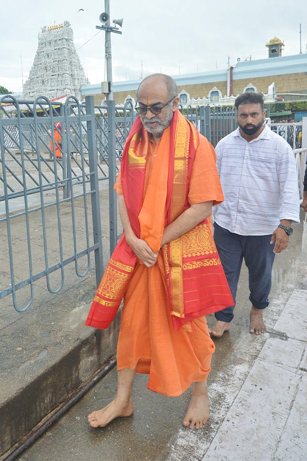 Producer Suresh Babu Visits Tirumala Temple Photos11