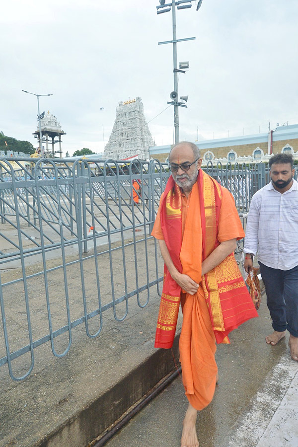 Producer Suresh Babu Visits Tirumala Temple Photos12