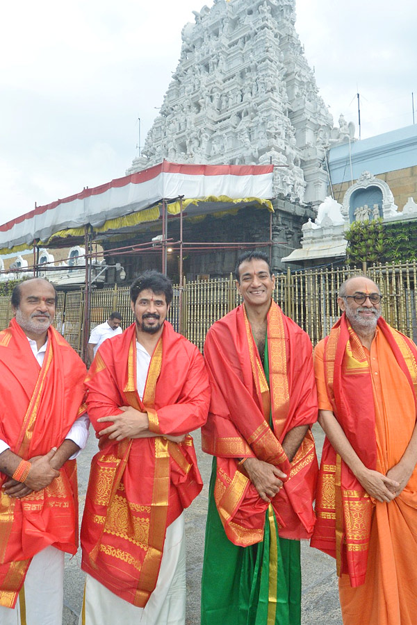 Producer Suresh Babu Visits Tirumala Temple Photos3