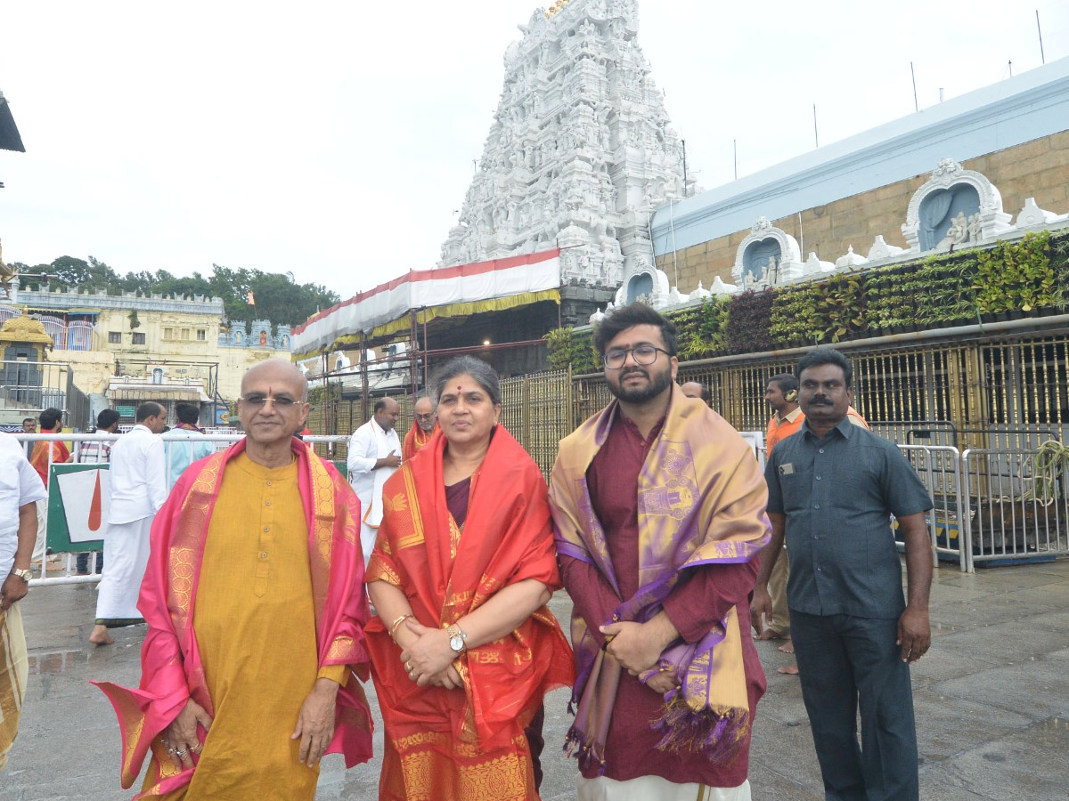 Producer Suresh Babu Visits Tirumala Temple Photos4