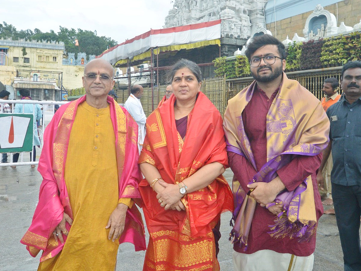Producer Suresh Babu Visits Tirumala Temple Photos5