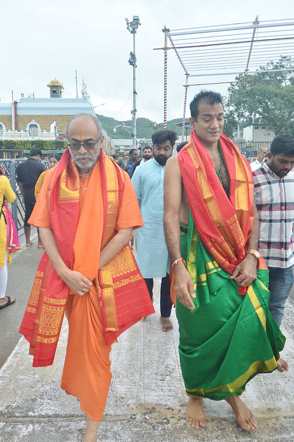 Producer Suresh Babu Visits Tirumala Temple Photos6