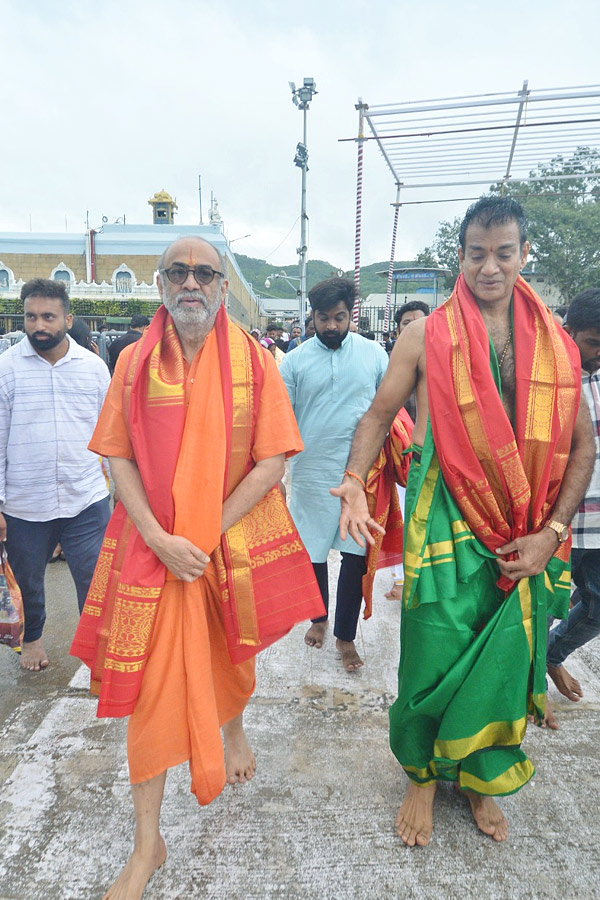 Producer Suresh Babu Visits Tirumala Temple Photos7