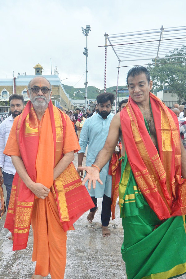 Producer Suresh Babu Visits Tirumala Temple Photos8