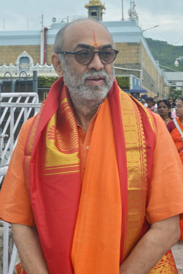 Producer Suresh Babu Visits Tirumala Temple Photos10
