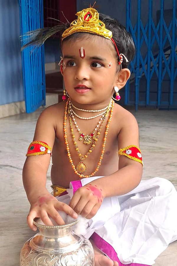 Janmashtami 2025: Beautiful Pics of Kids in Radha and Krishna Getup24