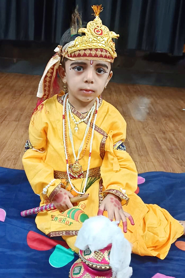 Janmashtami 2025: Beautiful Pics of Kids in Radha and Krishna Getup20
