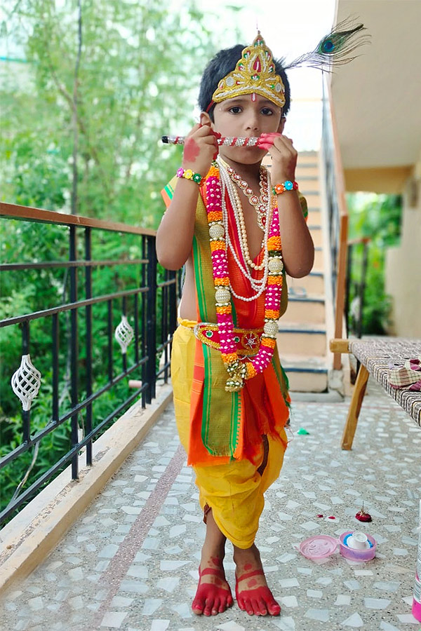 Janmashtami 2025: Beautiful Pics of Kids in Radha and Krishna Getup15