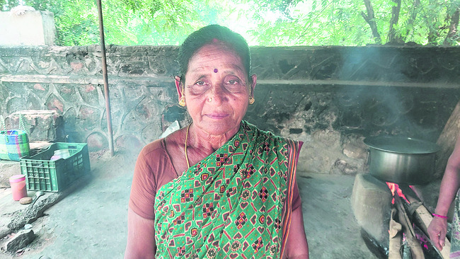 భోజనాలకు అప్పులు.. నిర్వాహకులకు తిప్పలు 2
