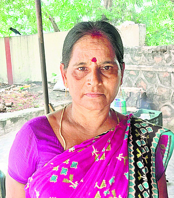 భోజనాలకు అప్పులు.. నిర్వాహకులకు తిప్పలు 3