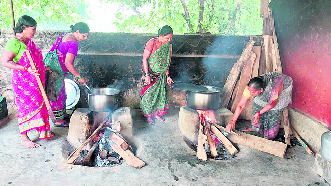 భోజనాలకు అప్పులు.. నిర్వాహకులకు తిప్పలు 1