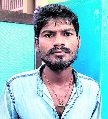 నడుచుకుంటూ వెళ్తుంటే కొరికింది
1