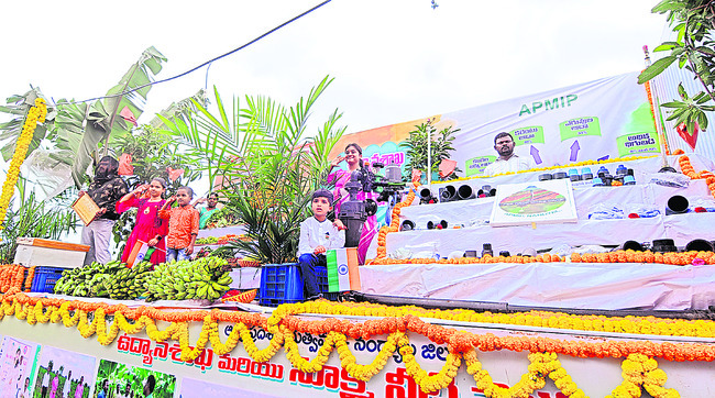 ఆకట్టుకున్న శకటాలు...2