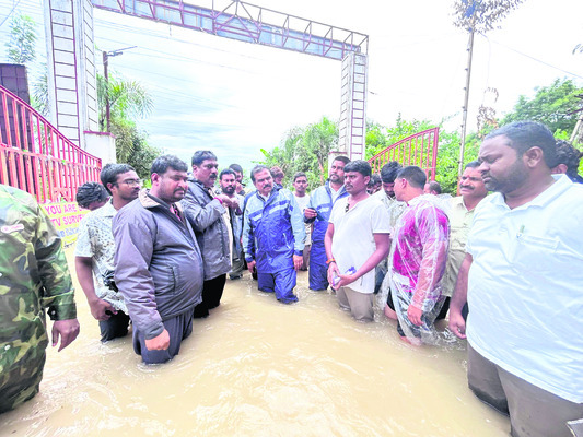 ● జిల్లాలో కుండపోత వాన ● ఉప్పొంగిన వాగులు, వంకలు ● జలమయ2