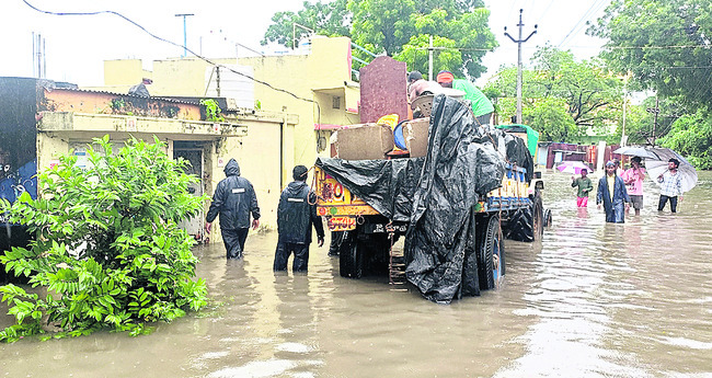 ● జిల్లాలో కుండపోత వాన ● ఉప్పొంగిన వాగులు, వంకలు ● జలమయ3