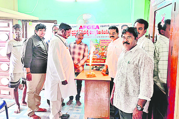 తొలి తిరుపతికి తండోపతండాలుగా.. 1