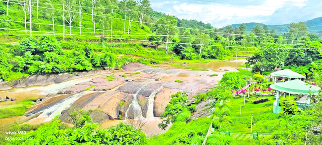 చాపరాయికి పోటెత్తిన పర్యాటకులు 2