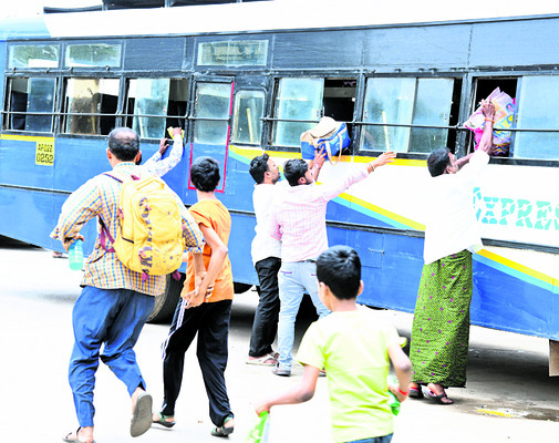 బస్సులు కటకట.. లోపల కిటకిట1